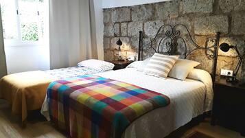 2 dormitorios, tabla de planchar con plancha, cuna de viaje