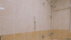 Un baño con inodoro, bidé y bañera.