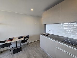Apartamento, sacada | Cozinha americana privada