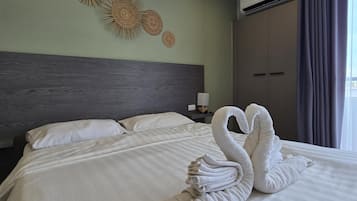 Apartamento, sacada | Cofres nos quartos, cortinas blackout, ferros/tábuas de passar roupa