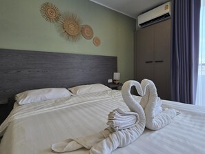 Appartement, balkon | Een kluis op de kamer, verduisterende gordijnen