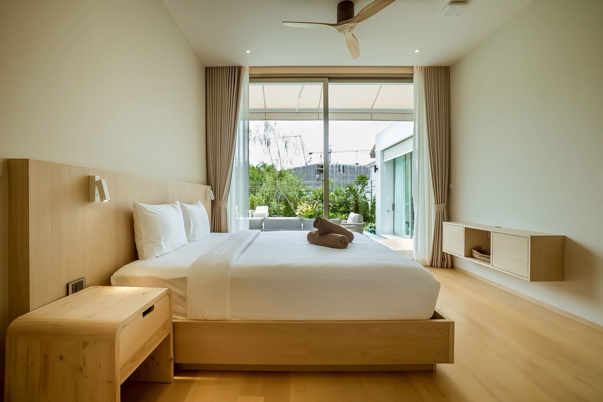 Luksushuvila, yksityinen uima-allas, puutarha-alue | Tallelokero huoneessa, pimennysverhot, silitysrauta/-lauta