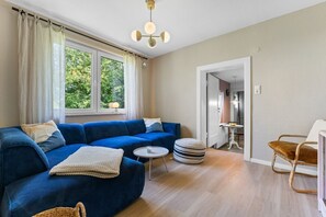 Een televisie en een stereo