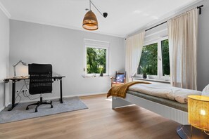 3 slaapkamers, een bureau, een strijkplank/strijkijzer, wifi