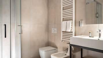 Regadera, secadora de cabello, pantuflas, bidet