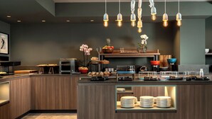 A modern kitchen with a built-in island, a coffee machine, and a fruit bowl. - Hotel Livata Mountain Wellness  (Subiaco)