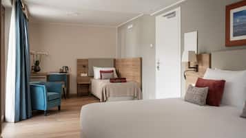 Habitación triple Deluxe | Caja de seguridad en la habitación y escritorio