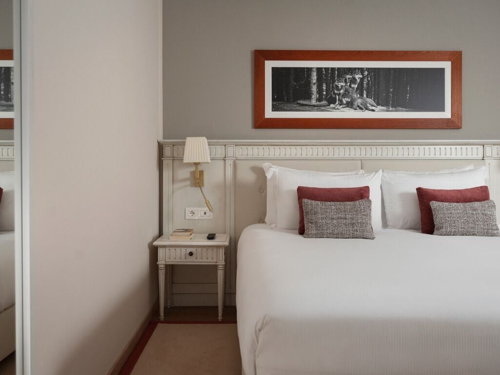 Suite | In-room safe, desk, laptop workspace, blackout drapes