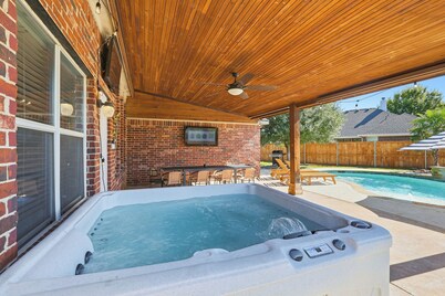 Spacious 5BR Family Oasis - Pool, Hot Tub & Game Room