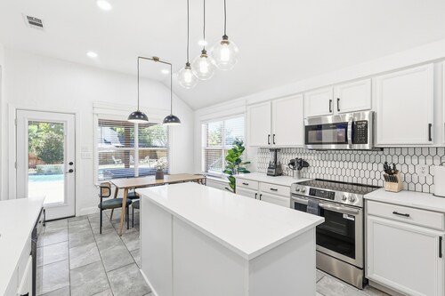 Spacious 5BR Family Oasis - Pool, Hot Tub & Game Room