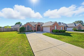 Exterior - Spacious 5BR Family Oasis - Pool, Hot Tub & Game Room (Red Oak)