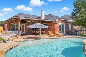 Outdoor pool - Spacious 5BR Family Oasis - Pool, Hot Tub & Game Room (Red Oak)