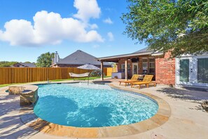 Outdoor pool - Spacious 5BR Family Oasis - Pool, Hot Tub & Game Room (Red Oak)