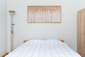 2 bedrooms, desk, iron/ironing board, WiFi