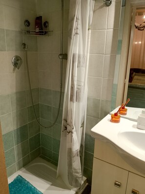 Douche, séchoir à cheveux, serviettes fournies, savon