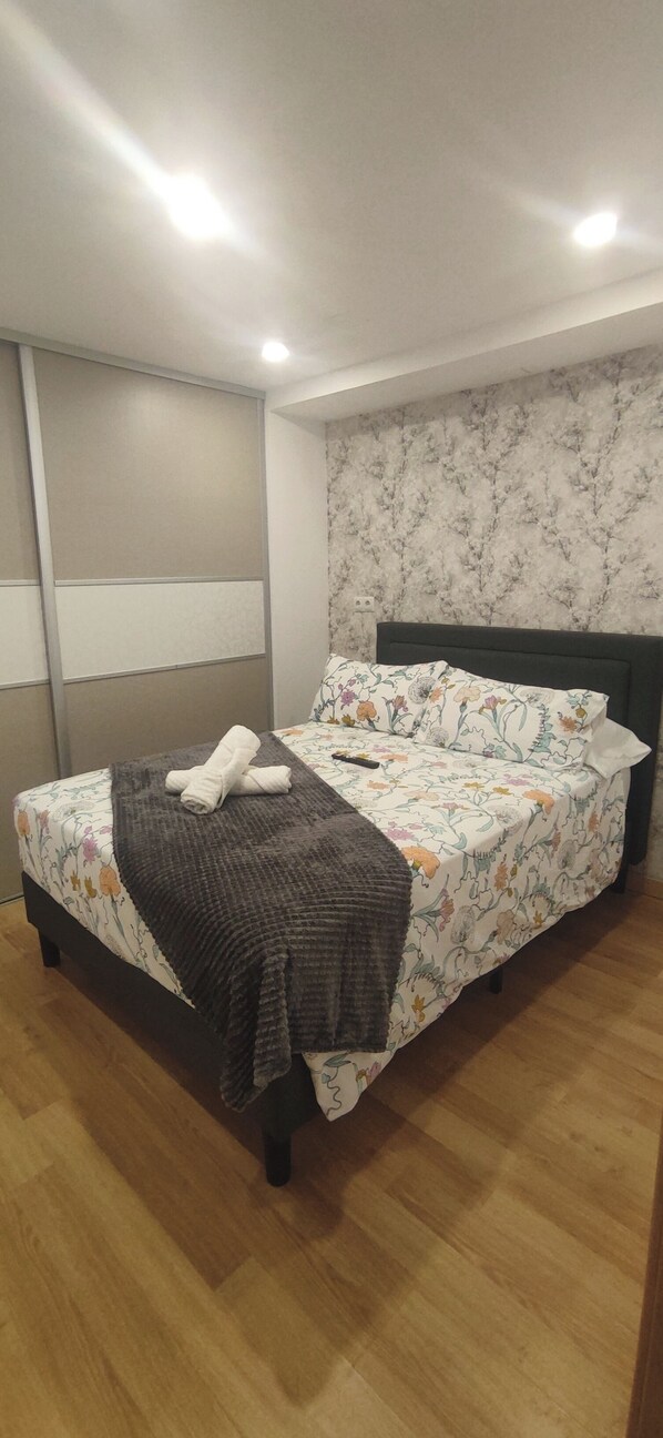 Iron/ironing board, WiFi, bed sheets