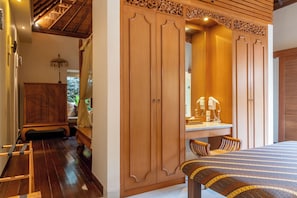 Comfort Villa, Pool View | Wardrobe