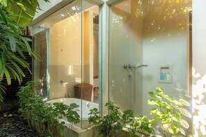 コンフォート ヴィラ プールビュー | バスルーム | 個別の浴槽とシャワー、ヘアドライヤー、バスローブ、タオル