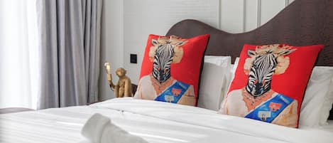 ستائر تعتيم ومكواة/لوح كي وواي فاي مجانًا