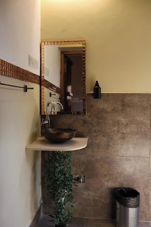 Deluxe Double Room, City View | Bathroom