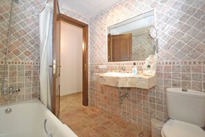 Douche, séchoir à cheveux, serviettes fournies