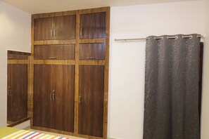 1 habitación, tabla de planchar con plancha y wifi 