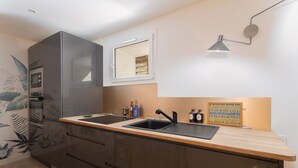 Una cucina moderna con lavello, piano di lavoro e pensili.