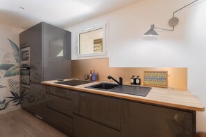 Frigorífico, microondas, horno y placa de cocina