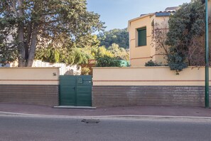 المنطقة المحيطة بالمنشأة