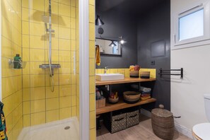Douche, serviettes fournies