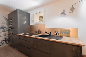 Réfrigérateur, micro-ondes, four, plaque de cuisson