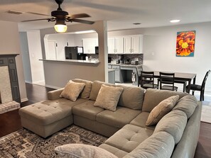 Living area - Spacious one level 4-bedroom house fully furnished with 2 car garage & backyard (Selma)