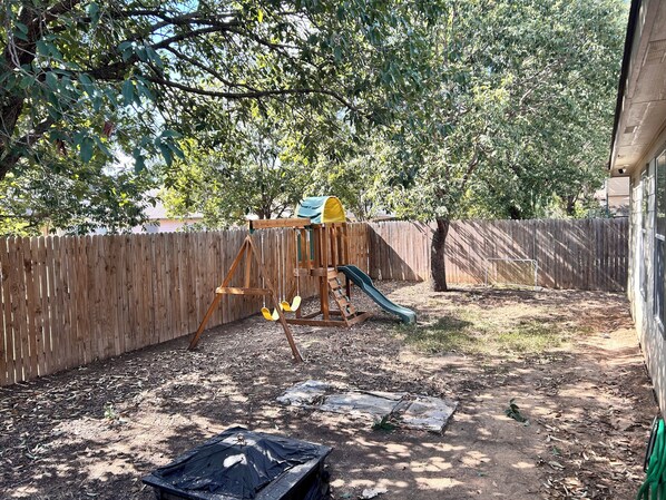 Property grounds - Spacious one level 4-bedroom house fully furnished with 2 car garage & backyard (Selma)