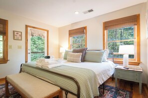 5 bedrooms, free WiFi, bed sheets
