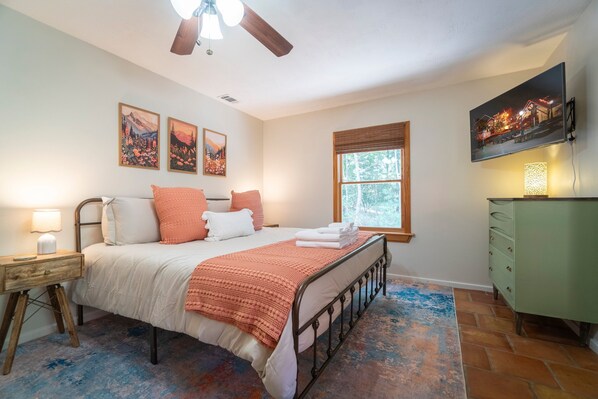 5 bedrooms, free WiFi, bed sheets