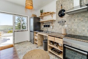 Full-size fridge, microwave, oven, stovetop