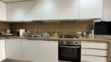 Frigorifero, forno, piano cottura, lavastoviglie