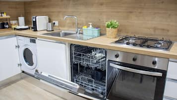 Frigorifero, forno, piano cottura, lavastoviglie