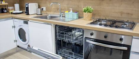 Kühlschrank, Ofen, Herdplatte, Geschirrspüler