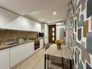 Fridge, oven, stovetop, dishwasher