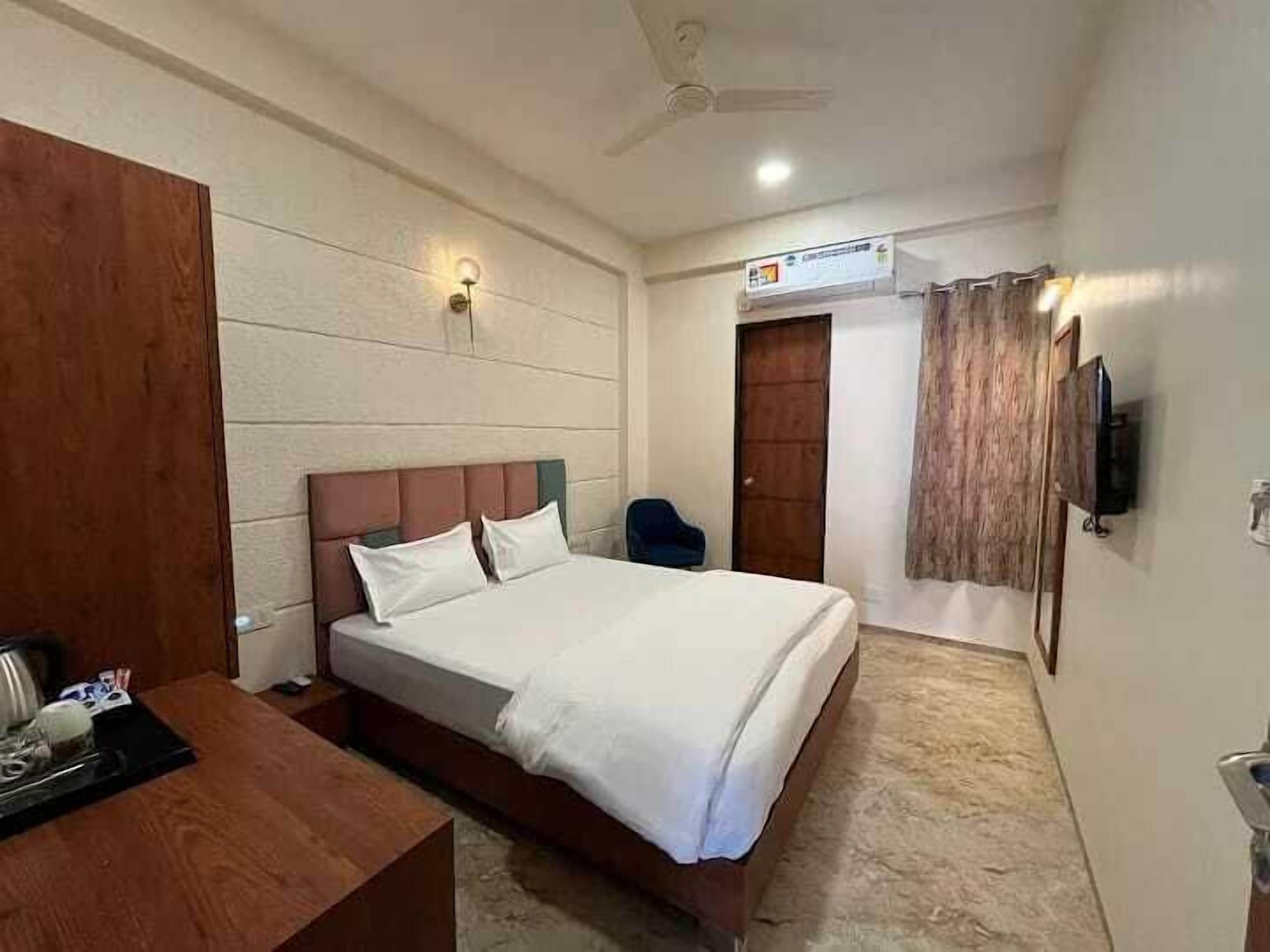 Standard Double Room, City View | Desk, free WiFi
