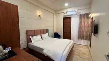 Standard Double Room, City View | Desk, free WiFi