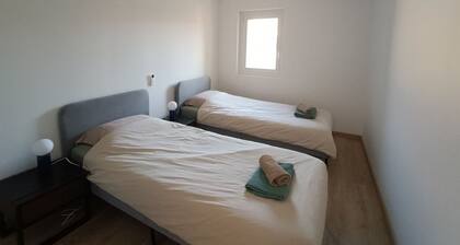 La maison sur la placette , au calme et au centre du village. Parking Ă 50m.