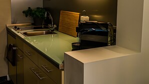 A compact kitchen with a sink, countertop, cabinets, and a hanging plant. - Apartment 'Mellies' with Private Terrace, Garden and Wi-Fi (Willingen (Upland))
