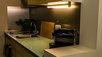 Réfrigérateur, four, plaque de cuisson, cafetière/bouilloire