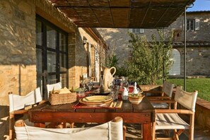 Outdoor dining - Villa in Magliano In Toscana with 8 bedrooms sleeps 17 (Magliano In Toscana)