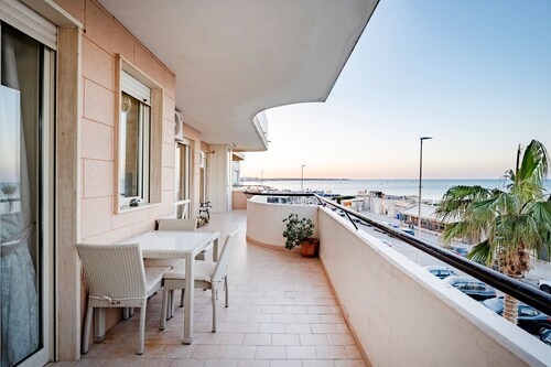 'Rosato 14–Balcony Over the Sea' Apartment with Sea View, Wi-Fi and Air Conditioning