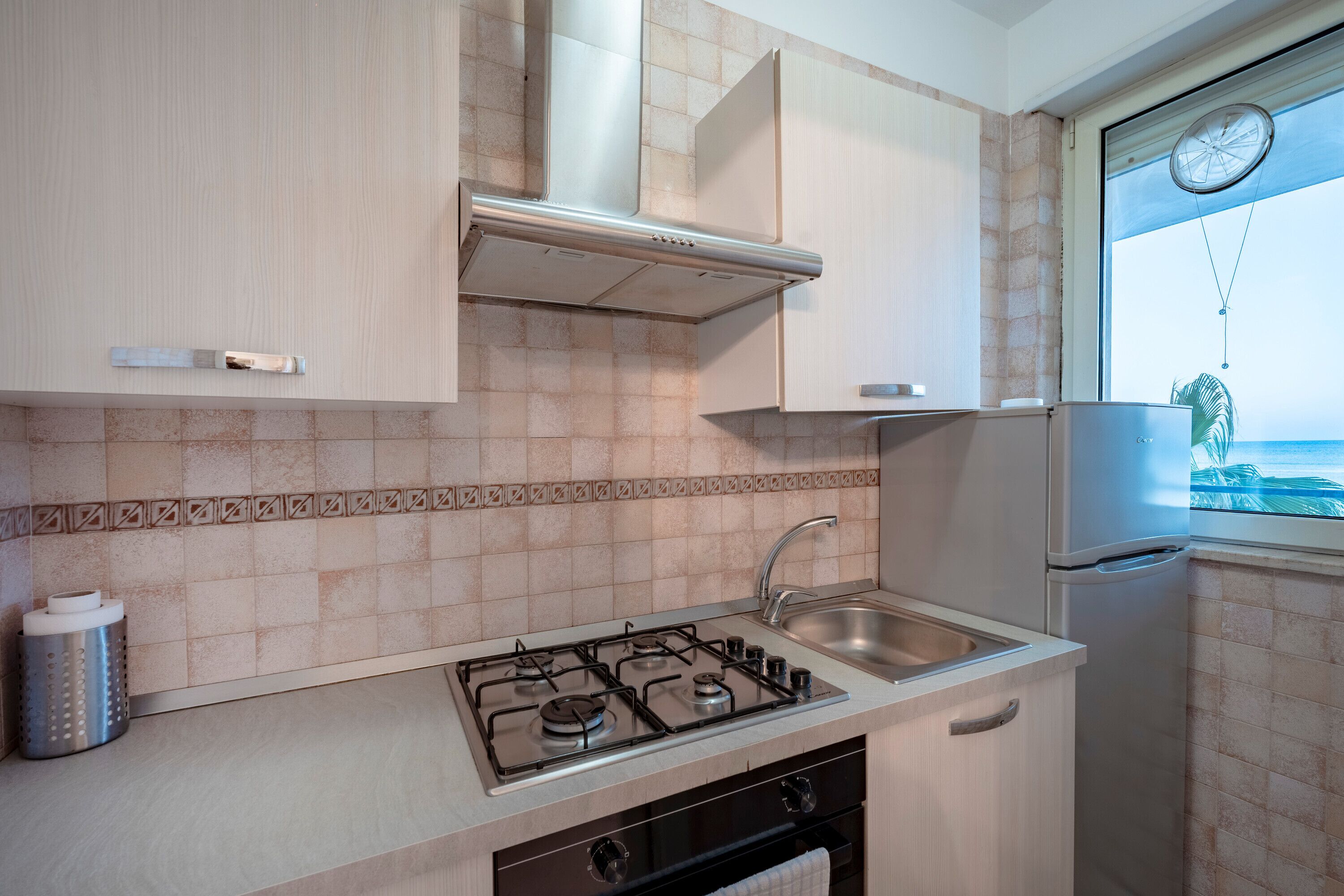 Frigorifero, forno, piano cottura, tostapane