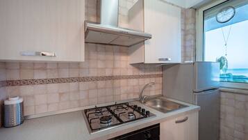 Frigorifero, forno, piano cottura, tostapane