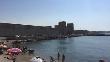 Una spiaggia nelle vicinanze